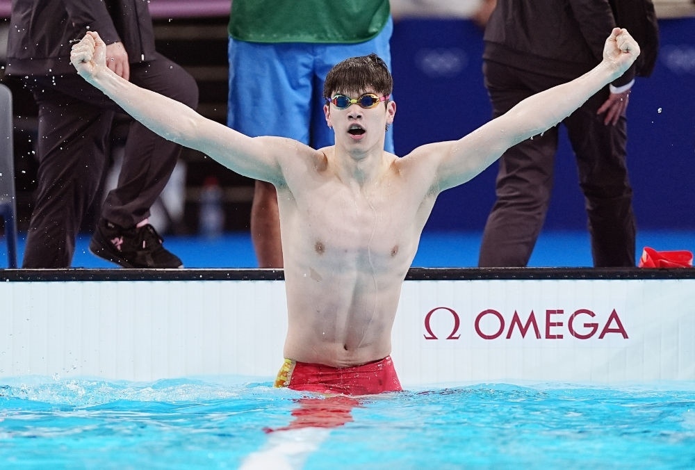 中國選手潘展樂在巴黎奧運會游泳男子100米自由泳決賽后慶祝奪冠及打破世界紀錄（2024年7月31日攝）。新華社記者 杜宇 攝