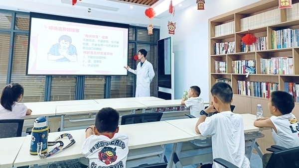 西安交通大學(xué)“筑夢醫(yī)心·護(hù)佑三農(nóng)”實(shí)踐團(tuán)開展健康科普。校方供圖