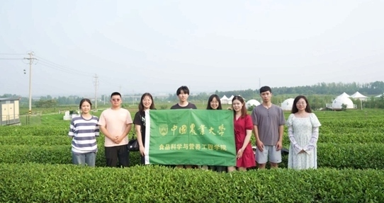 在山東日照，中國農(nóng)業(yè)大學(xué)食品學(xué)院實(shí)踐團(tuán)就農(nóng)業(yè)生產(chǎn)智能化設(shè)備、肥料選用等問題開展實(shí)地調(diào)研，并面向300余名村民陸續(xù)開展4次科普宣講。校方供圖