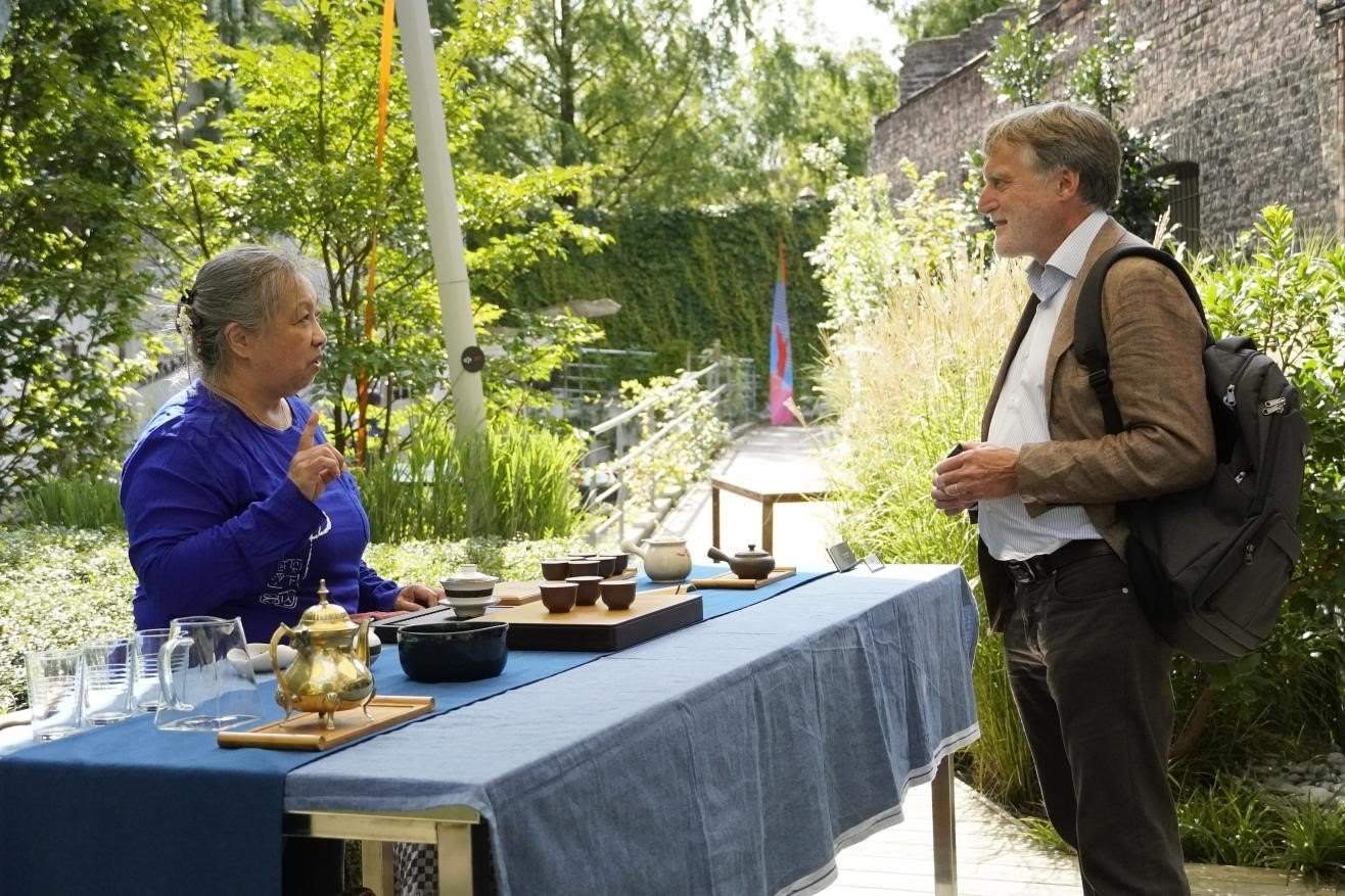 在博物館的戶外花園來賓品味中國茶藝。比利時(shí)維他命文化傳媒供圖
