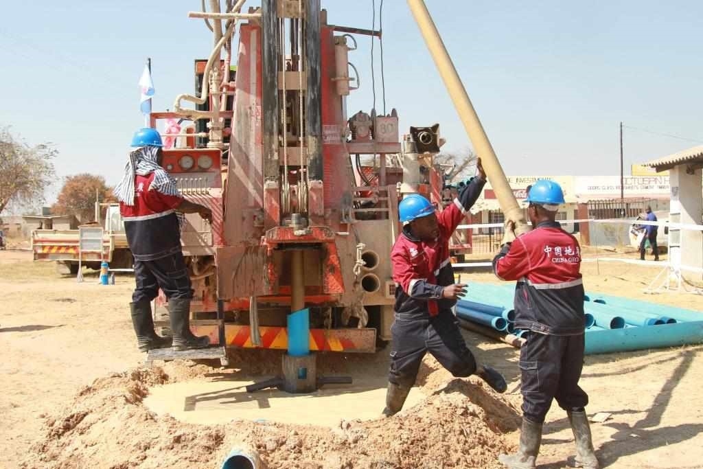 7月22日，工人在津巴布韋東馬紹納蘭省舉行的中國援津巴布韋300口水井項(xiàng)目開工儀式上鉆井。新華社發(fā)