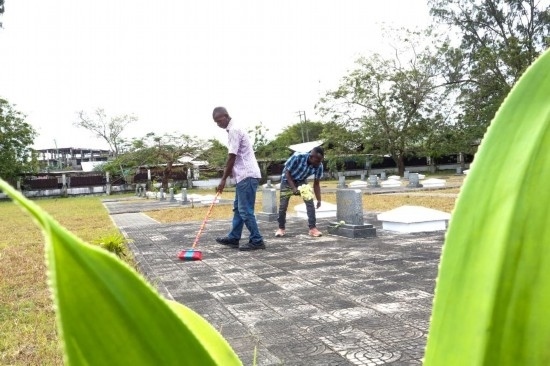 8月12日，姆薩菲里·奧馬里（右）和同事在援坦中國專家公墓打掃。