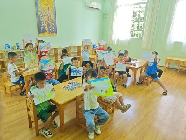 孩子們在公益托管班上畫畫課。莫菲菲攝