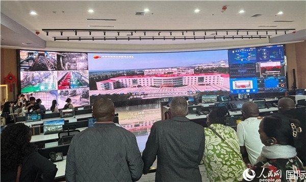 研討班一行在塔山煤礦參觀。人民網(wǎng) 曹欣悅攝