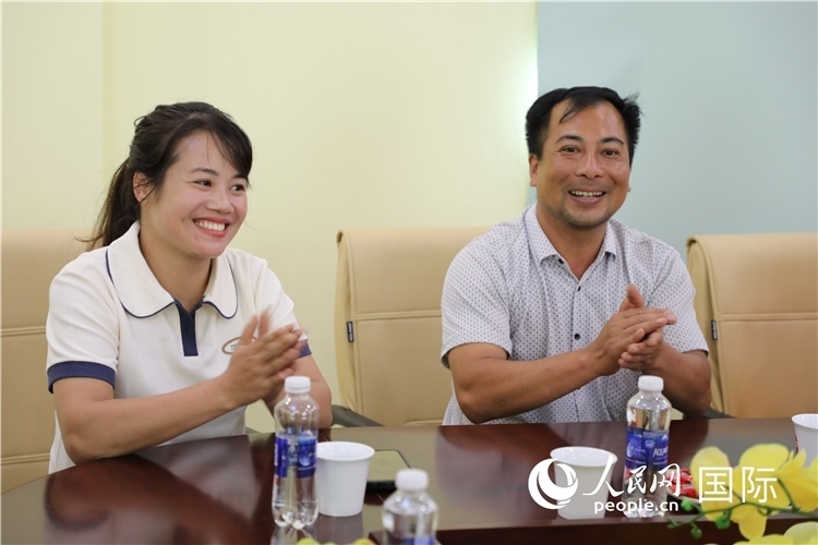 越南沙巴市黃連寄宿制民族小學老師阮氏秋姮、阮文享。人民網(wǎng)記者簡承淵攝