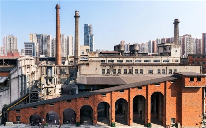 在原成都國營紅光電子管廠舊址上改建而成的東郊記憶園區(qū)南大門。大門既保留了老工業(yè)區(qū)的風(fēng)貌，又融入了現(xiàn)代審美和創(chuàng)意，成為了園區(qū)一大亮點。資料圖片