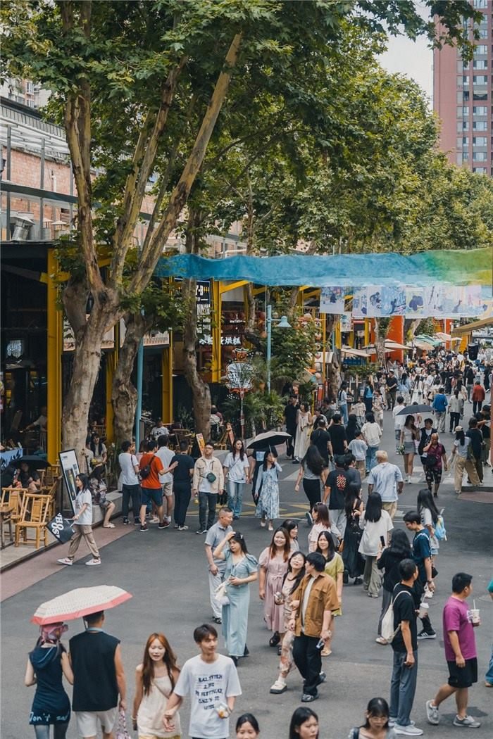 北街美食區(qū)是東郊記憶園區(qū)集美食、文化與休閑于一體的特色區(qū)域，為游客和當(dāng)?shù)鼐用裉峁┝素S富多樣的餐飲選擇。資料圖片