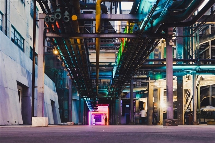 東郊記憶園區(qū)工業(yè)橫街完整地保留了園區(qū)的工業(yè)元素，如工業(yè)煙囪、動力管廊架和水塔等，形成了園區(qū)獨特的工業(yè)風(fēng)景線。資料圖片