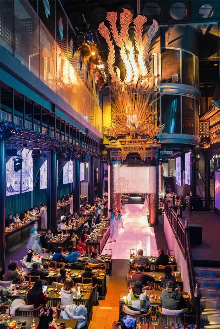 東郊記憶園區(qū)內(nèi)以蜀地文化為創(chuàng)作背景，溯源中國傳統(tǒng)宴飲儀禮打造的全景沉浸式漢文化主題餐秀。成都傳媒集團(tuán)供圖