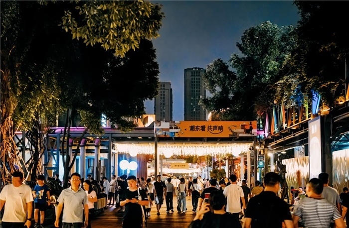 夜幕下的東郊記憶園區(qū)人流如織，熱度不減。資料圖片