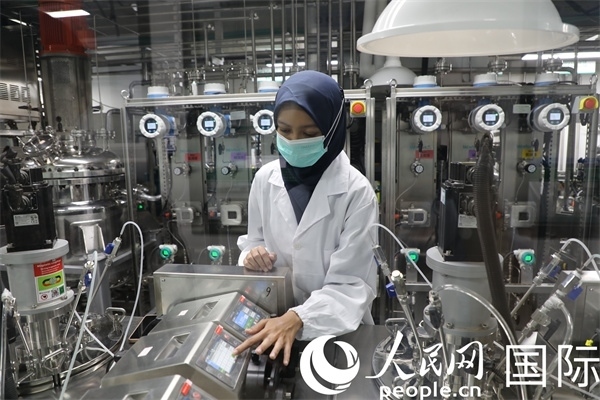 中國(guó)—印尼新能源材料與冶金工程技術(shù)聯(lián)合研究實(shí)驗(yàn)室內(nèi)，研究人員正在工作。人民網(wǎng)記者曹師韻攝