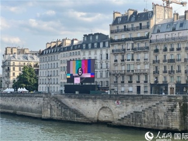 奧運(yùn)會(huì)開幕式，安置在塞納河兩岸的大屏幕。人民網(wǎng)記者 何蒨攝