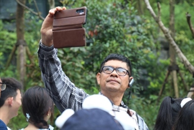 媒體考察團(tuán)成員在熊貓谷拍照“打卡”。（李佩藺 攝）