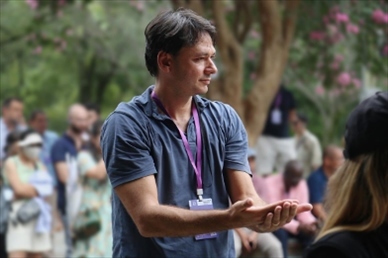 意大利逆流外交網(wǎng)站總編輯亞歷山大·比安奇學(xué)習(xí)青城太極。（李佩藺 攝）