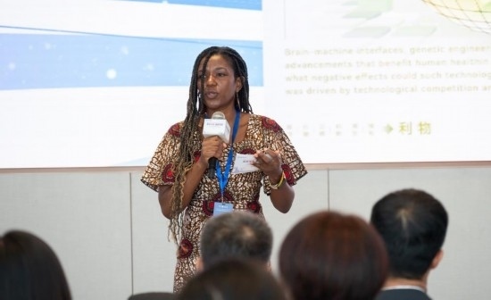 8月29日，在第二屆清華國(guó)際青年對(duì)話論壇活動(dòng)上，來(lái)自烏干達(dá)的媒體人詹尼弗·阿西姆韋分享中國(guó)之旅的感悟。新華社發(fā)（畢尚宏攝）