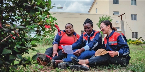 在肯尼亞內(nèi)羅畢，非洲之星鐵路運(yùn)營公司工電部電子設(shè)備檢修工區(qū)工長陳玲（右）在休息時(shí)教學(xué)員唱中文歌曲（2023 年 5 月 23 日攝） 王冠森攝 / 本刊