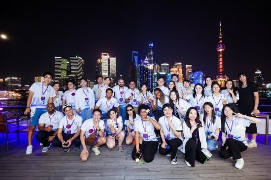 8月21日，中外青年在上海參觀時(shí)合影留念。新華社發(fā)（清華大學(xué)供圖）