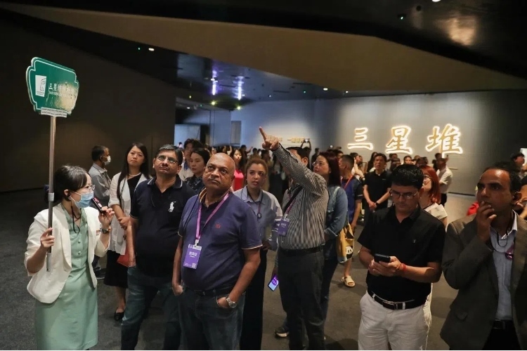 8月31日，亞洲媒體考察團(tuán)參訪三星堆博物館?！吨袊?guó)經(jīng)濟(jì)周刊》記者肖翊攝