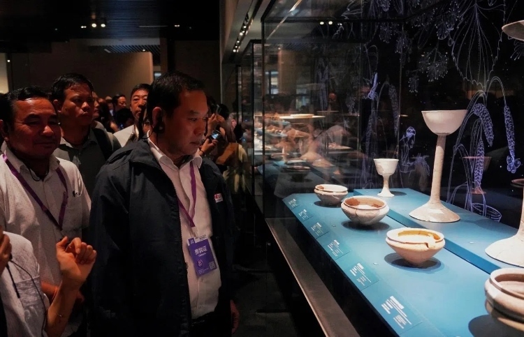 8月31日，亞洲媒體考察團(tuán)參訪三星堆博物館。左一為老撾博利坎賽省新聞文化旅游廳廳長(zhǎng)頌通·威本康。《人民日?qǐng)?bào)海外版》記者喬宇攝