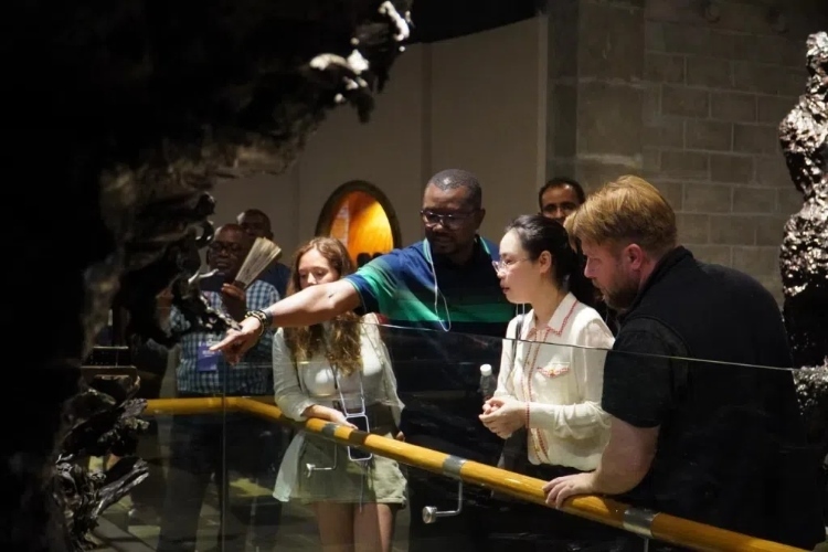 2024“一帶一路”媒體合作論壇聯(lián)合采訪調(diào)研行成員在樂山烏木文化博覽苑調(diào)研采訪。人民網(wǎng)記者 趙祖樂攝