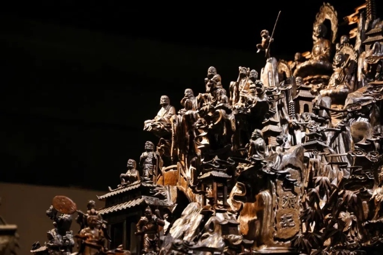 烏木博物館中展出的烏木雕刻藝術(shù)品《西游記》（局部）。本報記者 伊霄攝