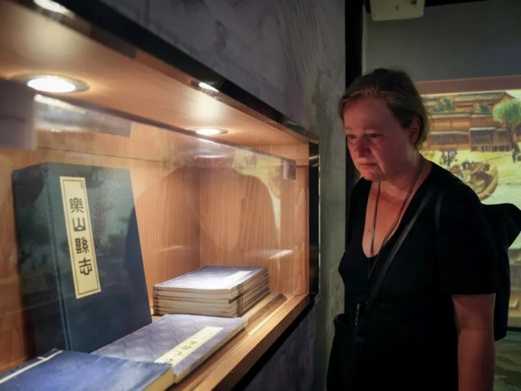 2024“一帶一路”媒體合作論壇聯(lián)合采訪調(diào)研行成員在蘇稽古鎮(zhèn)調(diào)研樂山歷史文化。本報記者 伊霄攝