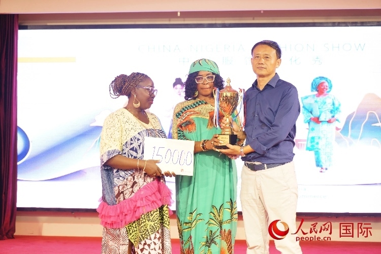 中國駐尼日利亞使館文化參贊兼中國文化中心主任李旭大（右）為最佳表現(xiàn)獎頒獎（中）。人民網記者 姜宣攝