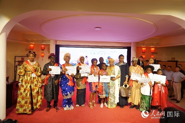 中尼服飾文化秀尼日利亞十佳模特獎。人民網記者 姜宣攝