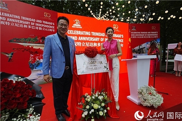 當(dāng)天的慶祝儀式上，還舉行了特多著名酒品牌安高天娜回歸中國市場(chǎng)的揭幕儀式。人民網(wǎng)記者 趙益普攝