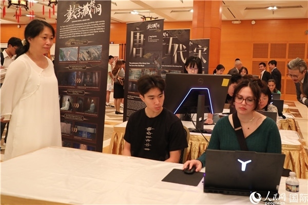 在活動現(xiàn)場，當(dāng)?shù)孛癖婓w驗“數(shù)字藏經(jīng)洞”云游戲，沉浸式體驗敦煌文化。 人民網(wǎng)記者 李志偉攝