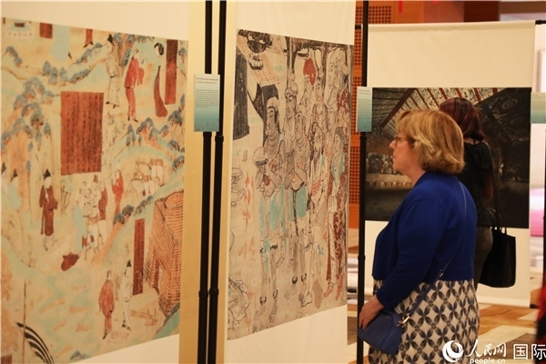 來賓在參觀敦煌高清攝影和壁畫高保真復(fù)制品。 人民網(wǎng)記者 李志偉攝