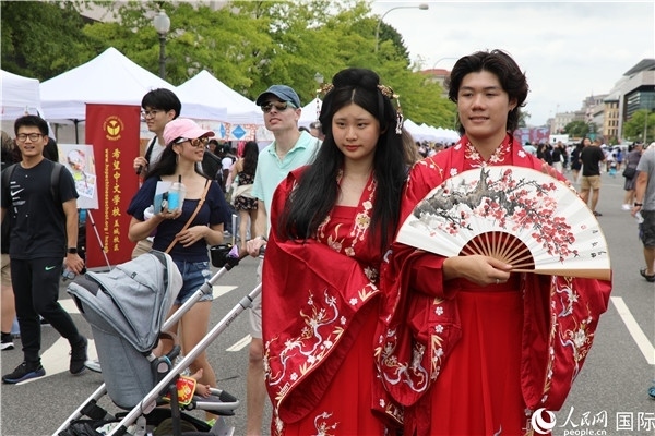 5、當(dāng)?shù)厝A僑華人身穿漢服參加文化節(jié)。 人民網(wǎng)記者 李志偉攝