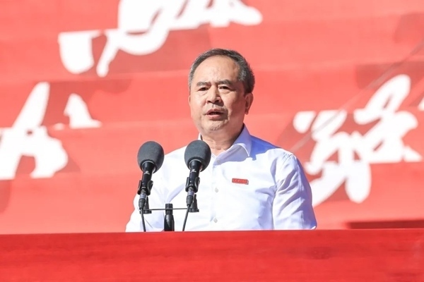 中國(guó)科學(xué)院院士、大連理工大學(xué)校長(zhǎng)賈振元在2024級(jí)新生開(kāi)學(xué)典禮上致辭。校方供圖