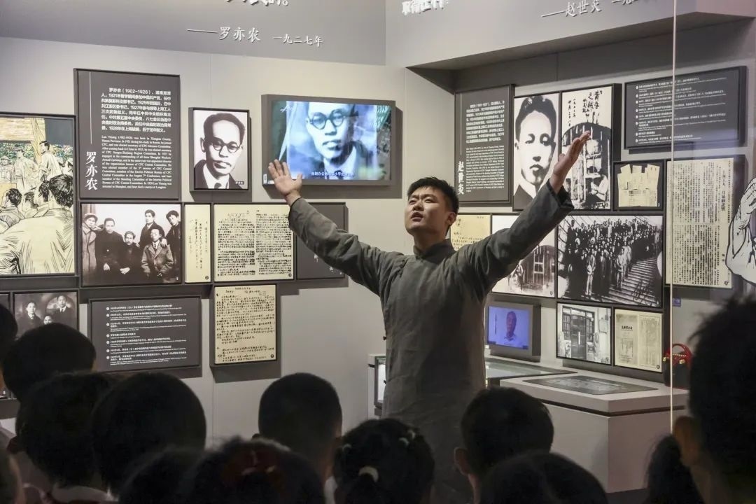 勞模身穿長袍再現(xiàn)烈士事跡。徐匯區(qū)總工會供圖