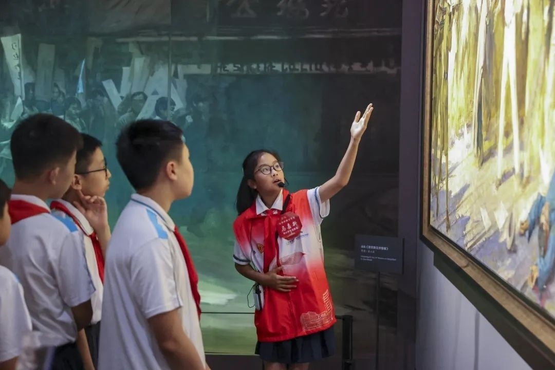 同學(xué)們觀賞不同革命場景及烈士形象的藝術(shù)作品。徐匯區(qū)總工會供圖