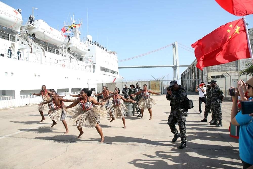 2024年8月16日，在莫桑比克馬普托港，當(dāng)?shù)匮輪T表演舞蹈，歡送中國(guó)海軍“和平方舟”號(hào)醫(yī)院船。