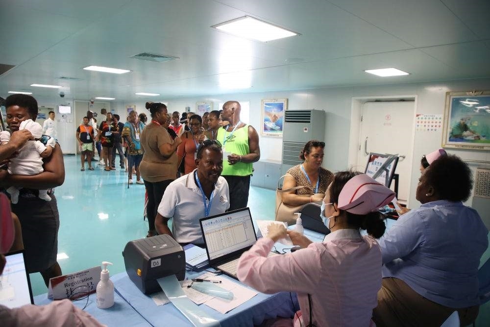 2024年7月8日，塞舌爾民眾在中國(guó)海軍“和平方舟”號(hào)醫(yī)院船上排隊(duì)就診。