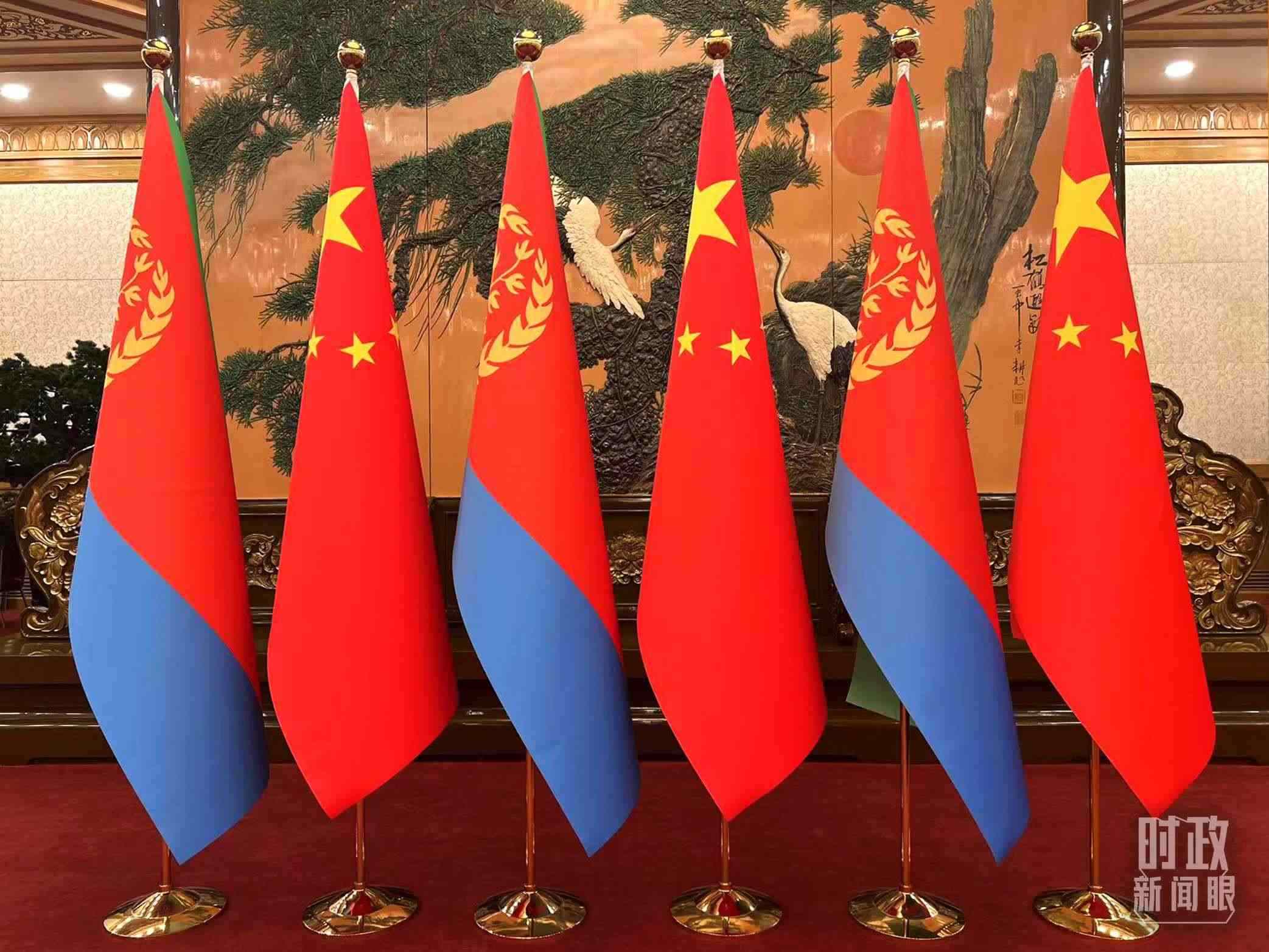 △會見現(xiàn)場擺放的中國和厄立特里亞兩國國旗。（總臺央視記者趙婷拍攝）