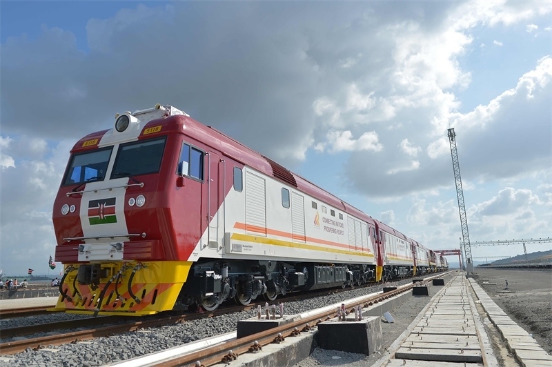 當(dāng)?shù)貢r間2017年5月30日，肯尼亞蒙巴薩，連接肯尼亞港口城市蒙巴薩和首都內(nèi)羅畢的蒙內(nèi)鐵路正式竣工通車。