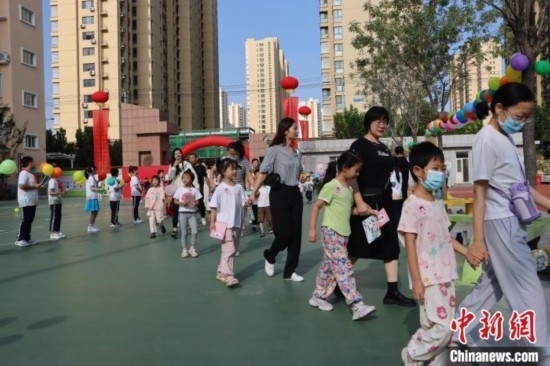 圖為衡水市新苑小學(xué)，小學(xué)一年級新生佩戴“夢想徽章”后，步入校園 。王天祥 攝