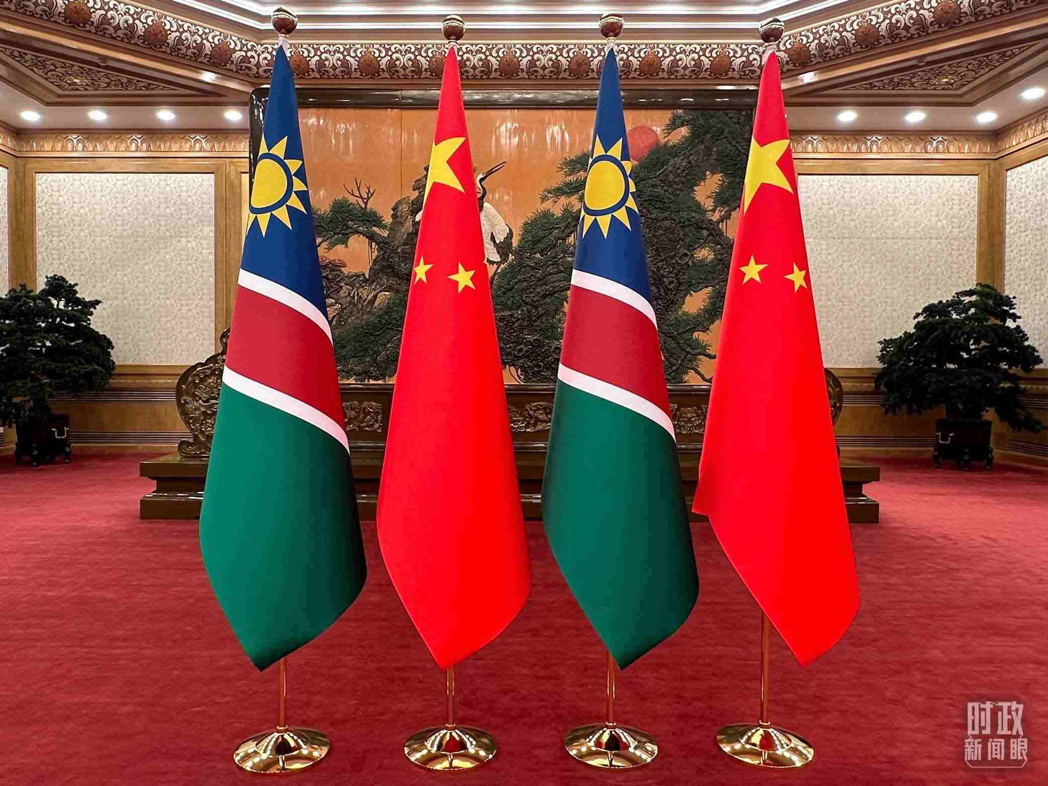  △雙邊會見現(xiàn)場的中國和納米比亞國旗。（總臺央視記者范一鳴拍攝）