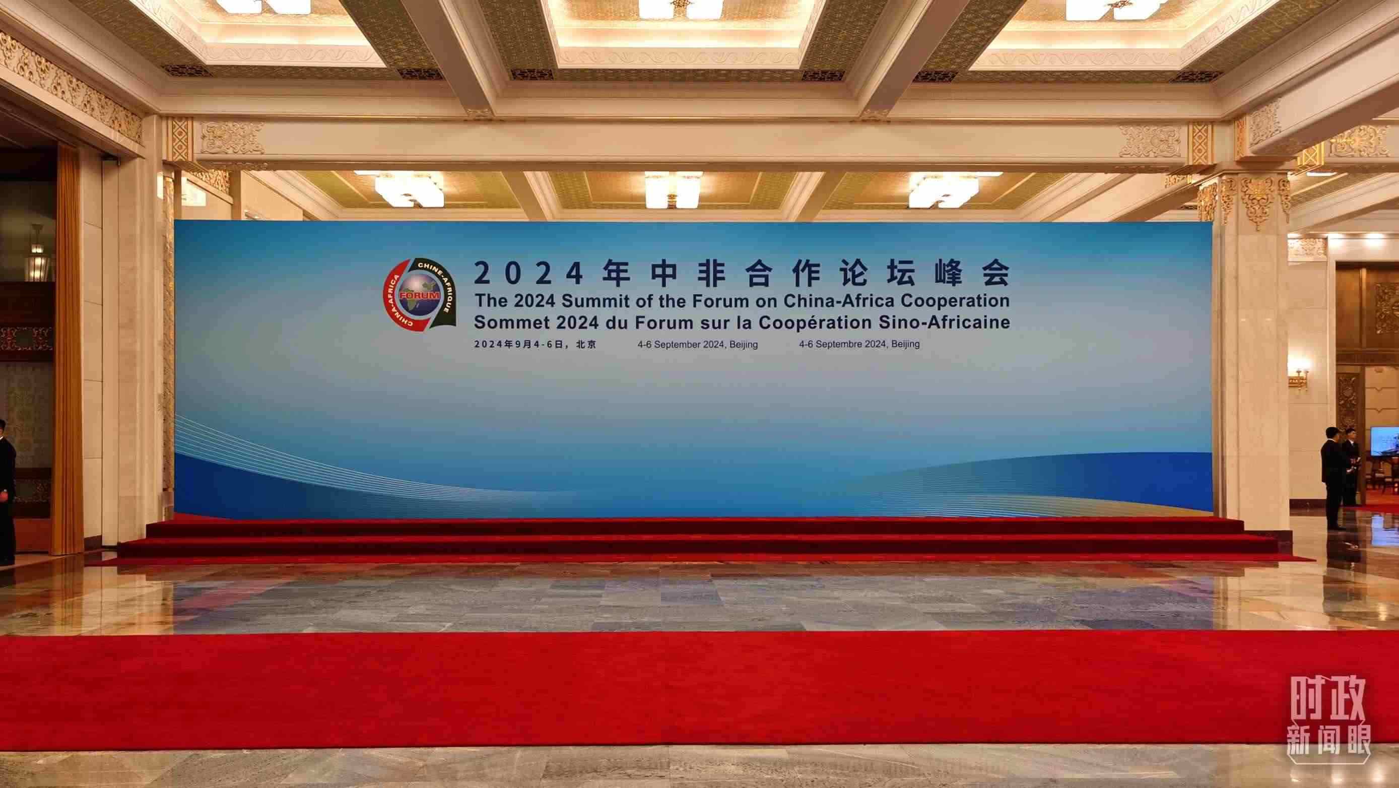  △開幕式前，與會領(lǐng)導人在這里集體合影。（總臺央視記者郭鴻拍攝）