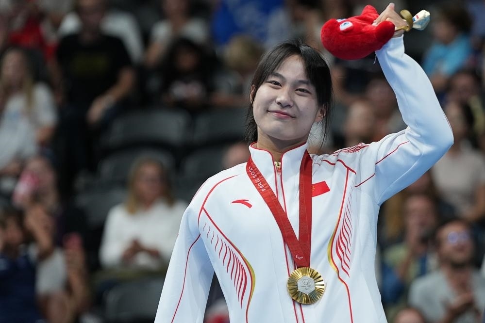 9月4日，蔣裕燕在巴黎殘奧會(huì)游泳女子100米自由泳S7級(jí)頒獎(jiǎng)儀式上。新華社記者 熊琦 攝