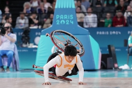 巴黎殘奧會(huì)｜“撞車(chē)、摔倒，我們都習(xí)慣了”