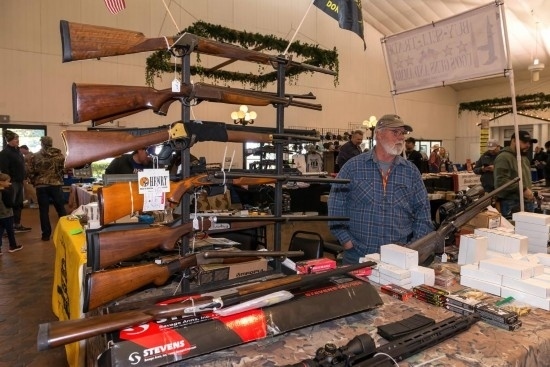 這是2022年1月22日在美國達拉斯槍展上拍攝的槍支。新華社發(fā)（李琳攝）