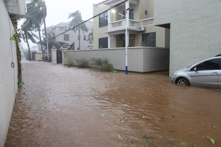 臺(tái)風(fēng)“摩羯”導(dǎo)致海南部分地區(qū)出現(xiàn)洪澇。新華社記者 張麗蕓 攝