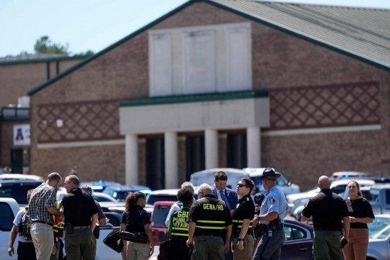 9月4日，在美國佐治亞州巴羅縣溫德市，警察聚集在發(fā)生槍擊事件的阿巴拉契高中外。新華社/美聯