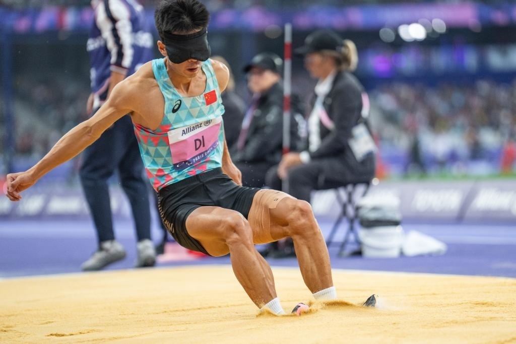 8月30日，邸東東在巴黎殘奧會(huì)田徑男子跳遠(yuǎn)T11級(jí)決賽中試跳。新華社記者 黃偉 攝