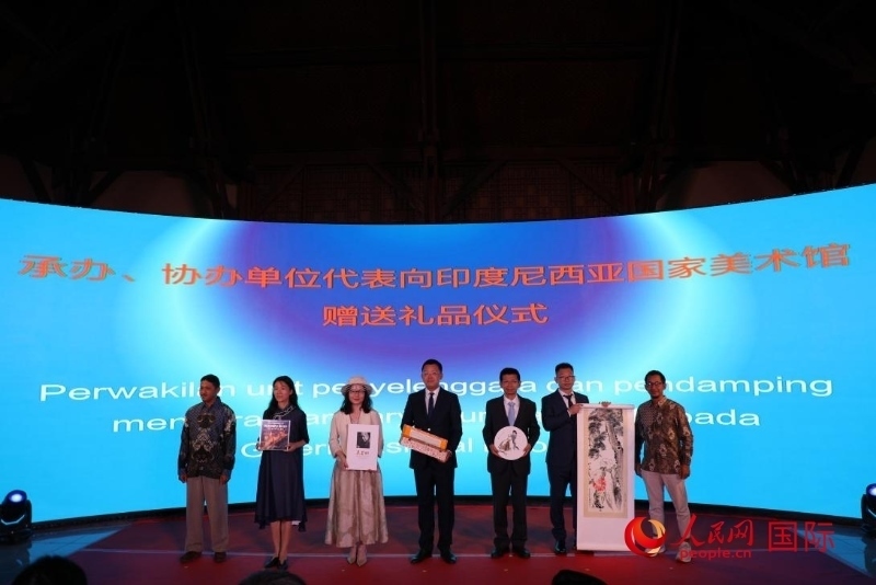 在展覽開幕式現(xiàn)場，本次展覽的承辦、協(xié)辦單位代表向印尼國家美術(shù)館贈(zèng)送禮品。人民網(wǎng)記者 曹師韻攝