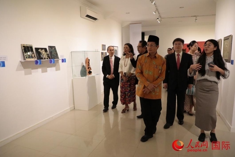 參加開幕式的嘉賓參觀展覽。人民網(wǎng)記者曹師韻攝